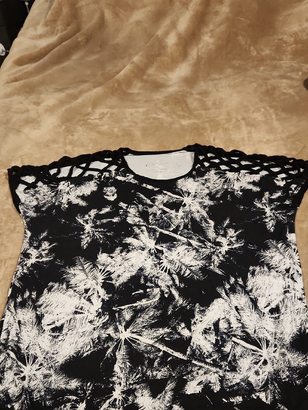 Love Sick Black & White Palm-Print Cutout Shoulder Women's Top